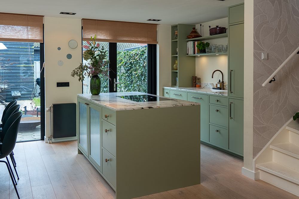 Groene op maat gemaakte keuken. Ieder interieur is uniek en dat zie je terug in onze uiteenlopende projecten. Van maatwerk keukens en kasten tot complete totaalinterieurs: elk project ademt vakmanschap, luxe en persoonlijkheid.